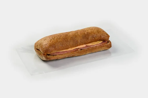 Sandwich Seigle Ciabatta Fromage Salami Sur Fond Clair Ombre — Photo