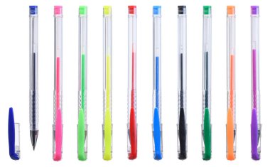 Beyaz arkaplanda izole edilmiş renkli plastik kalemler.