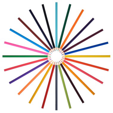 24 renkli kalem izole bir arkaplanda bir daire çiziyor.