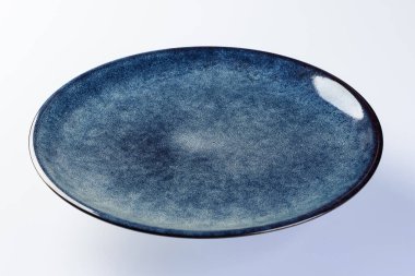 Beyaz arka planda mavi boş bir plaka. Açı görünümü