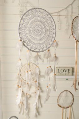 Duvarda ışıkları olan güzel bir düş kapanı. Boho el yapımı. Biçim