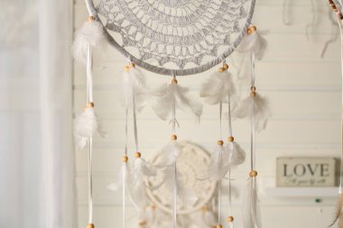 Duvarda ışıkları olan güzel bir düş kapanı. Boho el yapımı. Biçim