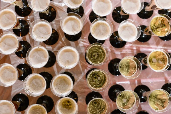 Много Пластиковых Бокалов Шампанского Стоять Столе Перед Праздником Вид Сверху — стоковое фото