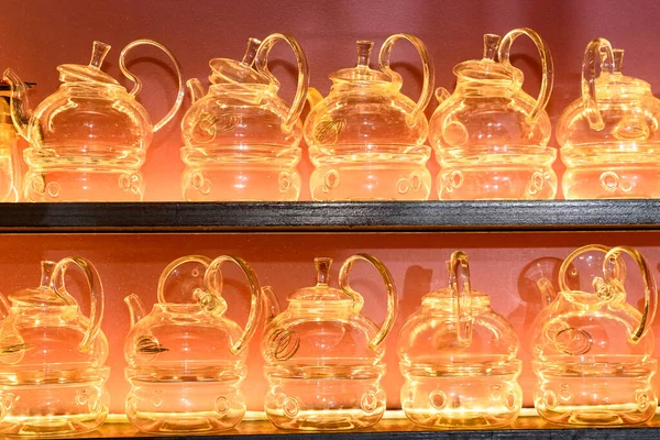Restoranın duvarındaki bir rafta bir sürü boş cam çaydanlık duruyor. İç dekorasyon