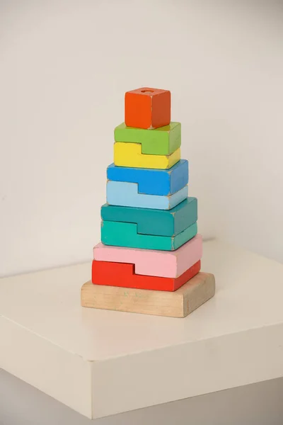 Beyaz Arka Planda Renkli Ahşap Çocuk Oyuncak Piramidi Plastiksiz Çevre — Stok fotoğraf