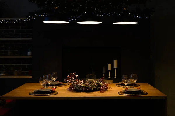 Mesa Navidad Para Dos Personas Con Velas Encendidas Por Lámparas — Foto de Stock
