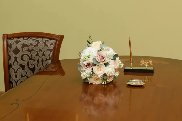 Svatební Kytice Nevěsty Leží Stole Vedle Prstenů Začátek Svatebního Obřadu — Stock fotografie