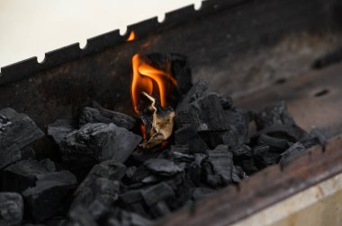 Izgarada kömür yakma işlemi