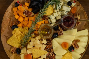 Üzüm, reçel, incir ve fındık ile servis edilen peynir tabağı.