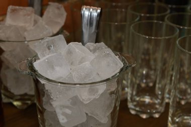 Masadaki içecekler için buz küpleri.