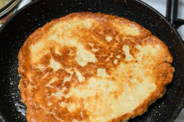 Kızartma tavasında beyaz un ekmeği.