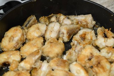 Kızartma tavasında kızarmış balık parçaları. Ev yapımı yemek.