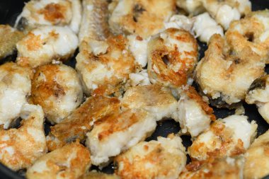 Kızartma tavasında kızarmış balık parçaları. Ev yapımı yemek.