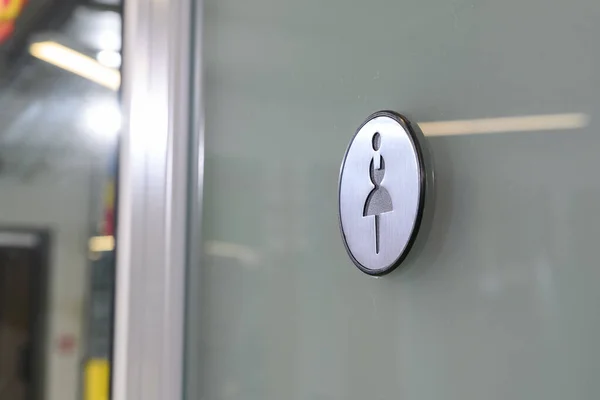 ドアの女性用トイレの丸い看板 — ストック写真