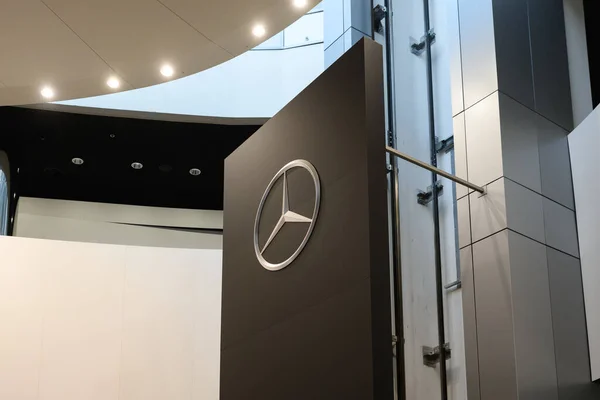 Moszkva Oroszország 2021 Mercedes Autóplakát Logó Mercedes Benz Autókereskedés — Stock Fotó