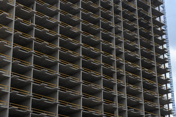 Yeni binanın tek katlı beton iskeleti. Monolitik çok katlı evin inşaatı.