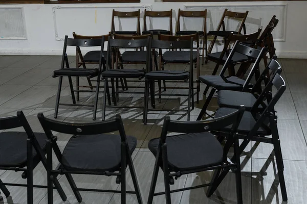 Wiele Czarnych Składanych Krzeseł Sali Konferencyjnej — Zdjęcie stockowe
