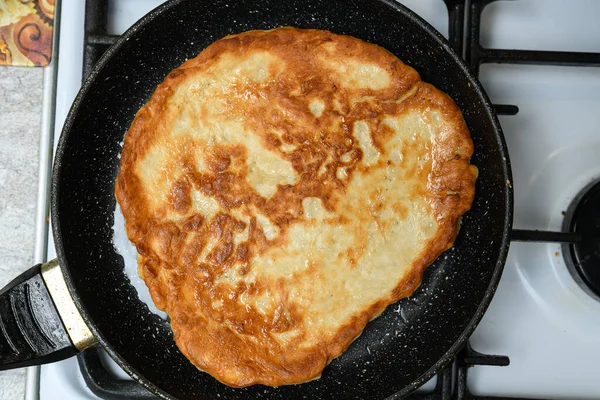 Kızartma tavasında beyaz un ekmeği.