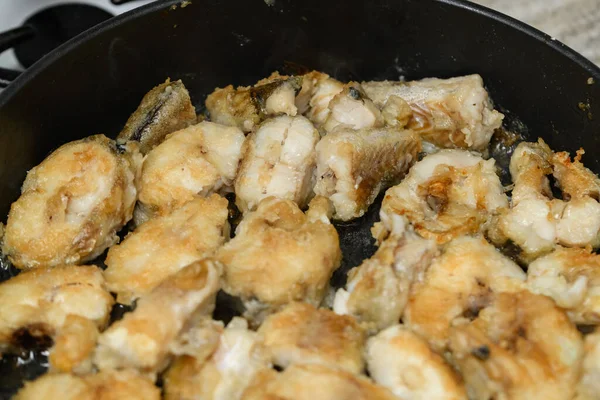 Kızartma tavasında kızarmış balık parçaları. Ev yapımı yemek.