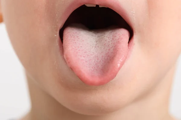 Foto Estudio Cara Del Niño Sobresaliendo Lengua — Foto de Stock