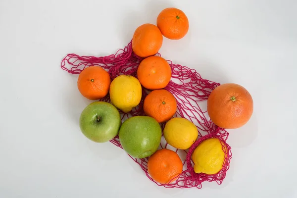 Bolsa Compras Malla Con Frutas Manzanas Naranjas Limón Sobre Fondo — Foto de Stock