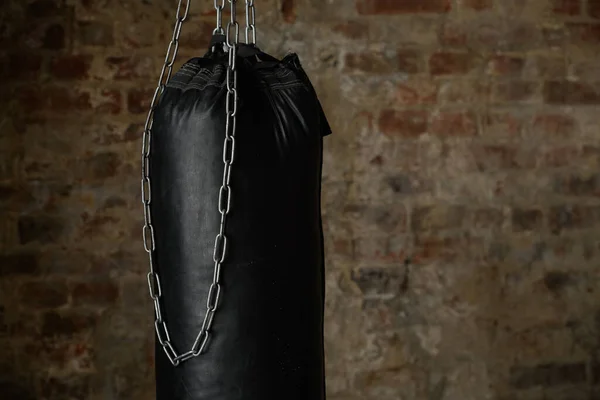 Sac Boxe Noir Sur Les Chaînes Sur Fond Vieux Mur — Photo