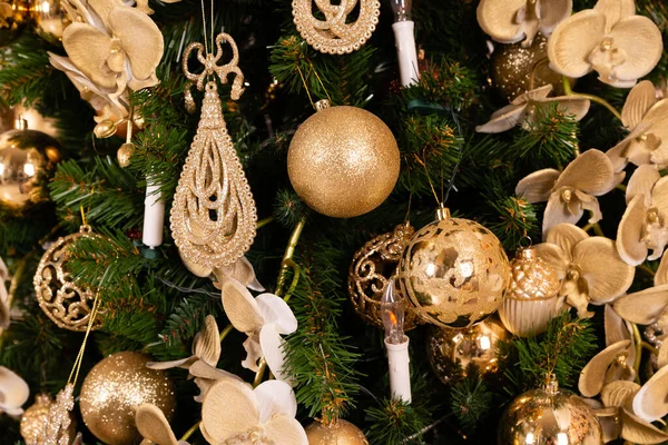 Albero Natale Con Decorazioni Oro Primo Piano — Foto Stock
