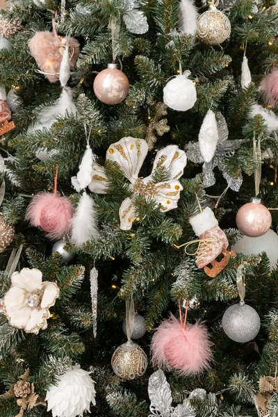 Capodanno Albero Natale Con Giocattoli Bianchi Rosa Sotto Neve — Foto Stock