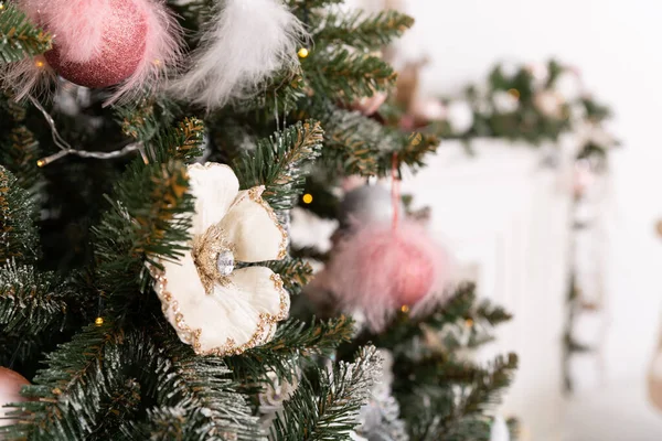 Vánoční Zdobený Strom Měkkých Růžových Barvách Pozadí Bílého Klasického Krbu — Stock fotografie