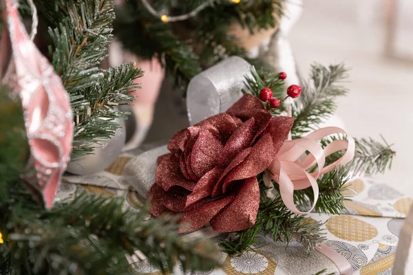 Albero Natale Decorato Morbidi Colori Rosa Sullo Sfondo Del Camino — Foto Stock