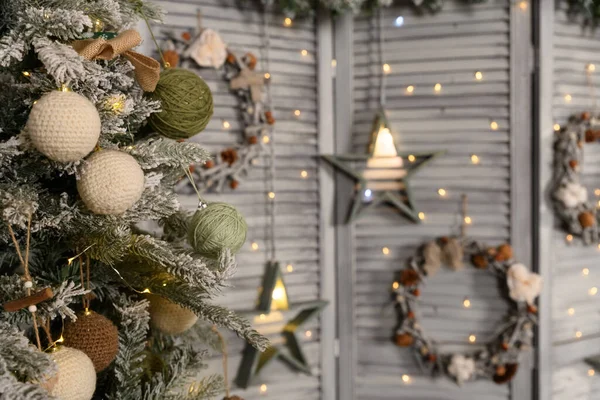 Krásné Světlé Místo Vánoční Stromeček Pokojová Dekorace Novoročním Stylu — Stock fotografie