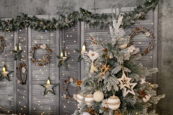 Prachtige Lichte Locatie Met Een Kerstboom Kamerdecoratie Nieuwjaarsstijl Rechtenvrije Stockfoto's