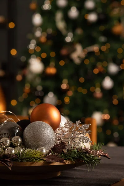 Χριστουγεννιάτικες Μπάλες Ένα Διακοσμημένο Τραπέζι Στο Φόντο Ενός Χριστουγεννιάτικου Δέντρου — Φωτογραφία Αρχείου