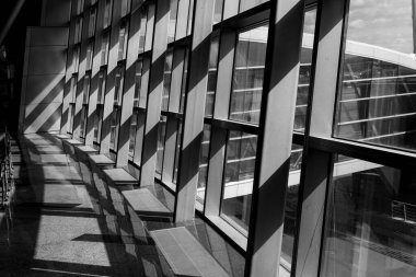 Modern bina içi beyaz çelik ağ pencere geometrisi, siyah ve beyaz