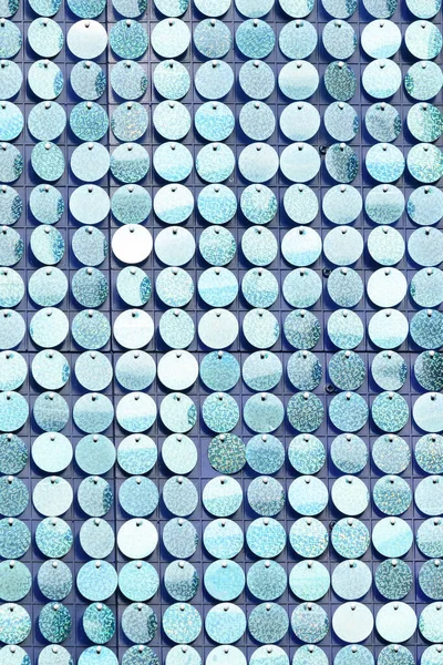 Ściana Wykonana Jest Okrągłych Niebieskich Cekinów Dekoracja Dekoracja Wnętrz — Zdjęcie stockowe