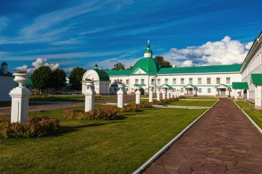 Manastırın iç avlusunda. Leningrad bölgesindeki Kutsal Üçlü Alexander Svirsky Manastırı. XVI ve XVII yüzyıllarının mimari eserleriyle tanınıyor..