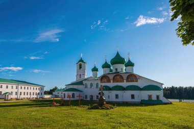 Keşiş Alexander Svirsky 'nin anısına bir şapeli olan Dönüşüm Katedrali. Leningrad bölgesindeki Kutsal Üçlü Alexander Svirsky Manastırı. XVI ve XVII yüzyıllarının mimari eserleriyle tanınıyor..