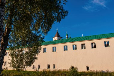 Kutsal Üçleme Katedrali 'nin etrafını saran güçlü duvarlar. Leningrad bölgesindeki Kutsal Üçlü Alexander Svirsky Manastırı. XVI ve XVII yüzyıllarının mimari eserleriyle tanınıyor..