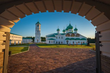 Aziz Alexander Svirsky onuruna bir şapeli ve Hz. Zacharias ve Erdemli Elizabeth onuruna bir kilisesi olan Dönüşüm Katedrali manzarası. Kutsal Üçlü Alexander Svirsky Manastırı, Leningrad bölgesinde, arşivciliğiyle bilinir.