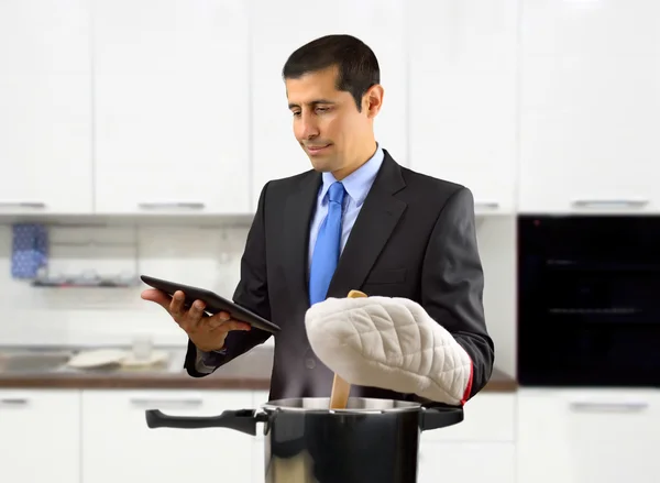 Zakenman koken in de keuken — Stockfoto