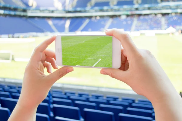 Człowiek robi zdjęcie stadionu piłkarskiego — Zdjęcie stockowe