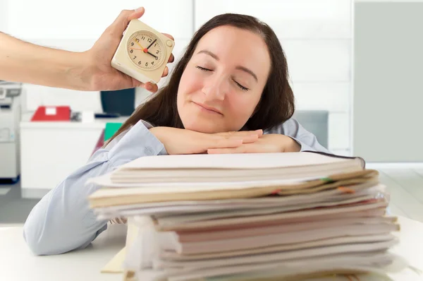 Kvinna som sover på kontoret — Stockfoto