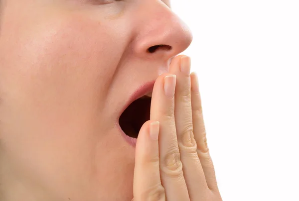 Крупный план зевающей женщины — стоковое фото