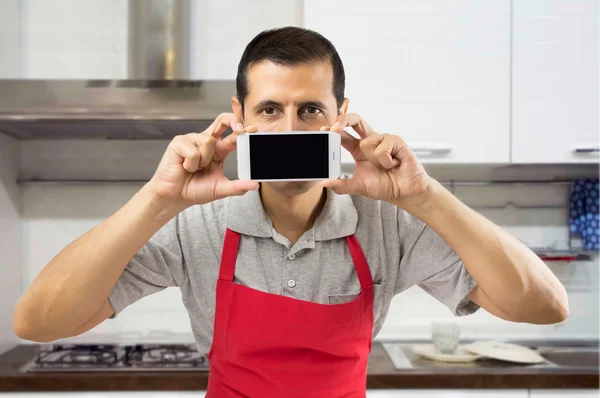 Usando el teléfono inteligente en mi cocina — Foto de Stock