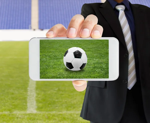Futebol ao vivo de um telefone — Fotografia de Stock