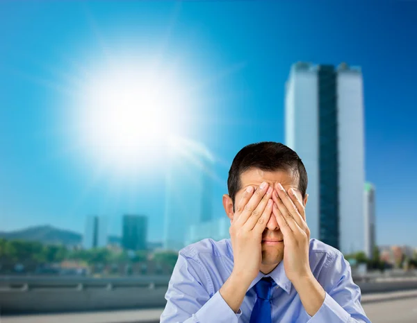 Dehydrated man walking in summer — Stock Photo, Image