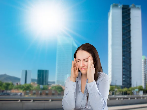 Gedehydrateerde vrouw wandelen in de zomer — Stockfoto