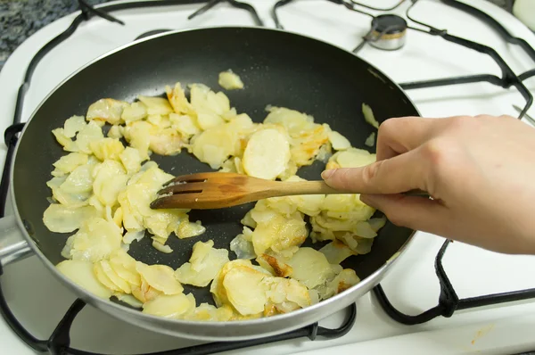 Fritar batatas na cozinha — Fotografia de Stock
