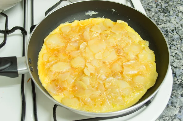 Preparando omelete espanhola no fogão — Fotografia de Stock