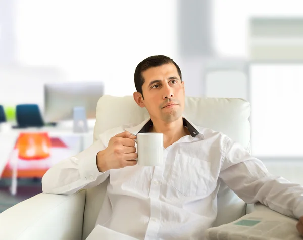 Relaxing at the office with coffee — Stock Photo, Image